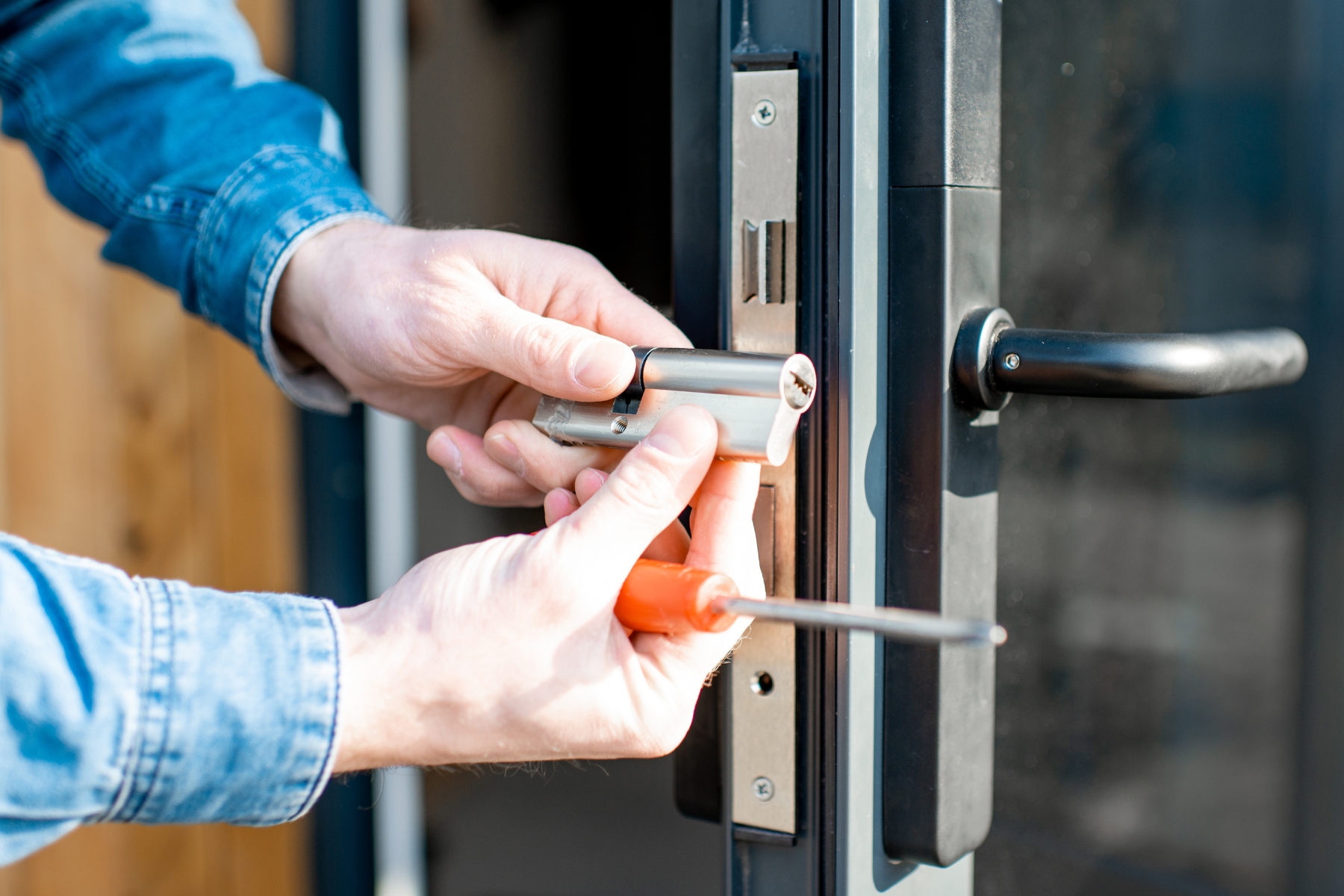 Commercial doors and locks maintenance